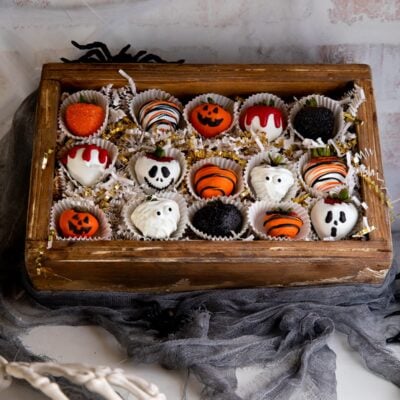 halloween chocolate covered strawberries in a box.