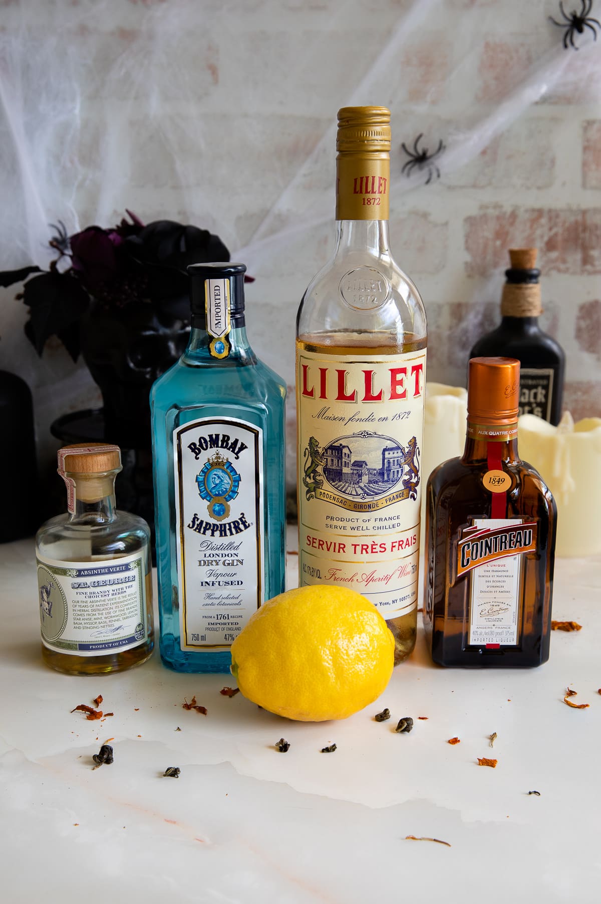 corpse reviver no 2 ingredients of lillet blanc, lemon juice, gin, Cointreau, and absinthe.