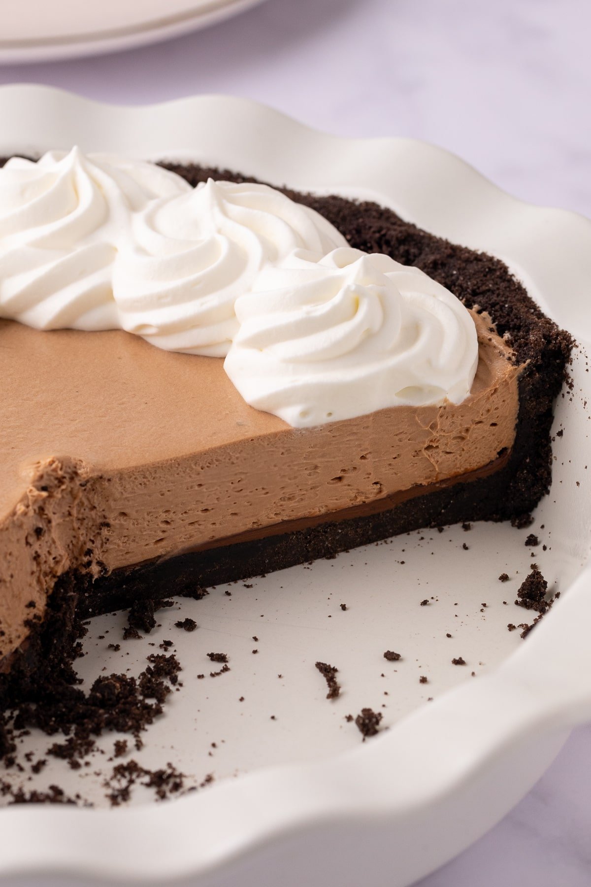 filled oreo pie crust in pan.